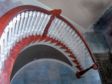 Curved Staircase with Post in middle of run